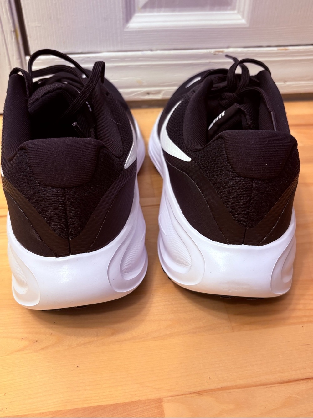 Nike Men’s Black and White Athletic Running Shoes - Picture 8 of 8